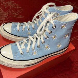 Converse Sz 8 1/2 NIB Blue with Embroidered Daisies High Top Tennis Shoes